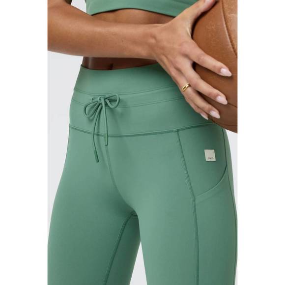 NEW VUORI daily pocket legging in hedge green - Picture 4 of 4